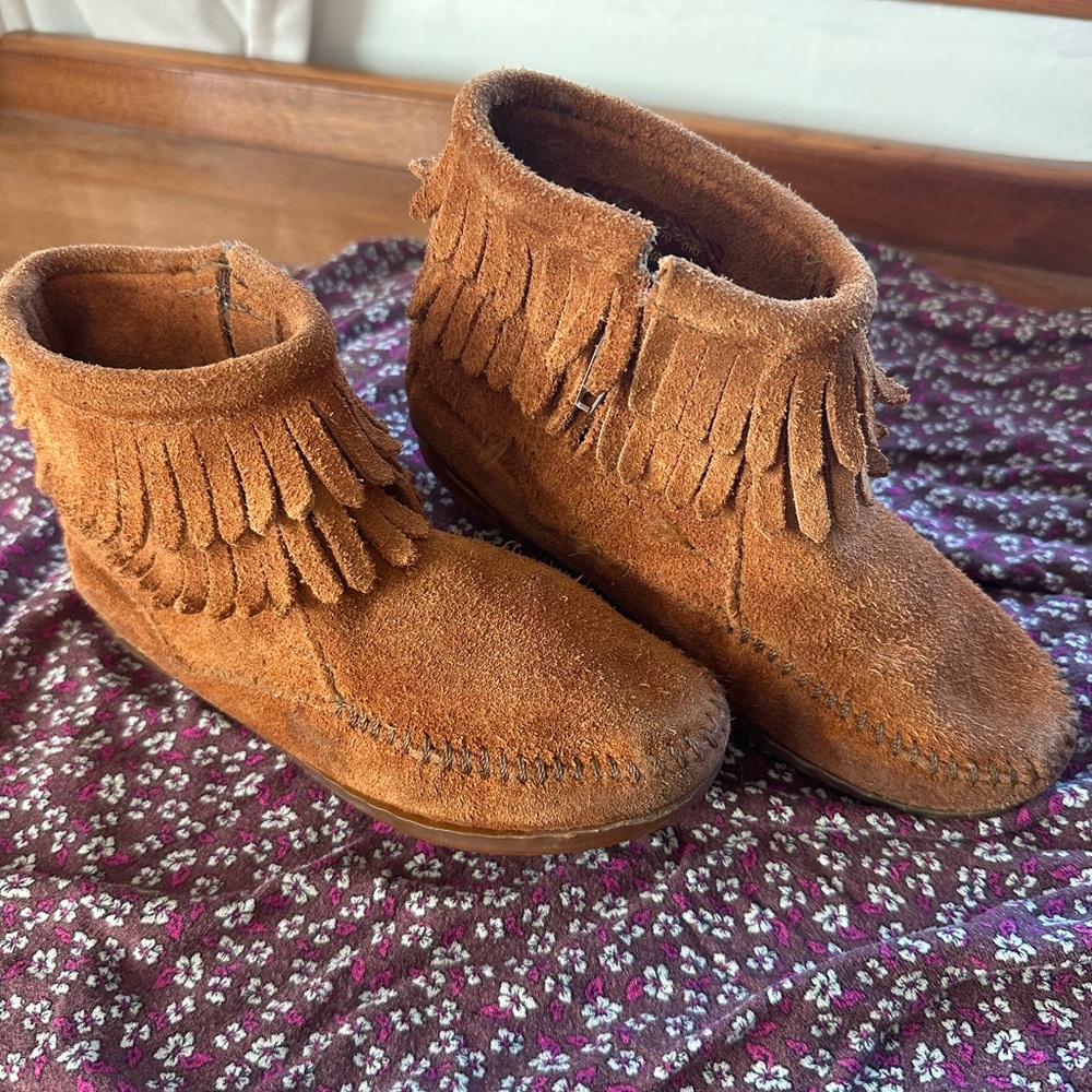 Minnetonka Fringe Suede Girls Ankle Boots